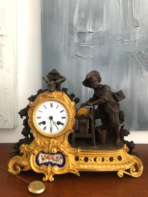 PENDULE A DEUX PATINES, RÉGULE ET BRONZE DORÉ, PLAQUE PORCELAINE " JAPY Fils " - Photo 1/4