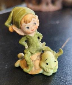 Vintage GREEN PIXIE ELF ON TURTLE Ceramic Figurine 2.5 Inches - Imagen 1 de 7