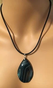 Collar colgante de ágata pulida con cordón de cuero de 18" en bolsa con caja de regalo - Imagen 1 de 6