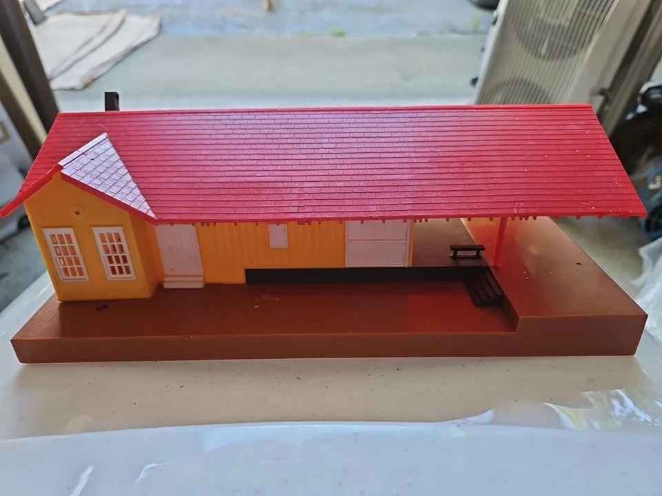 Bachmann GROVEMONT Railroad Station Depot HO Scale, ILLUMINATED - Image 1 of 4