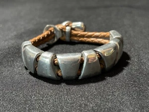 Pulsera estilo bolo de cuero retorcido con formas geométricas de peltre y cuero retorcido de colección hecha en EE. UU. - Imagen 1 de 7