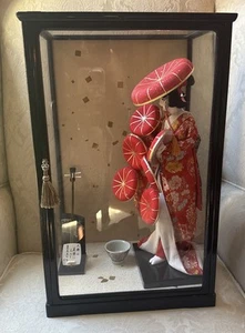 Vintage Japanese Geisha Doll In Glass Wood Case /w Musical Instrument An Sake Cu - Picture 1 of 24