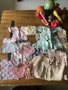 Konvolut Vintage Puppenkleidung Paket 30er 40er Handarbeit Futtersack 15 Teile Steppdecke - Bild 1 von 17