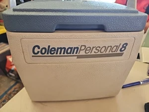 Vintage Coleman Personal 8 Kühlbox 5272 blau und weiß mit blauem Getränkehalter Deckel - Bild 1 von 4