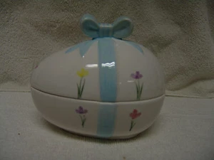 VINTAGE LARGE EASTER EGG CANDY CONTAINER W/BOW/FLOWERS ON TOP - Bild 1 von 3