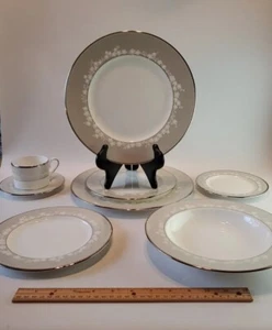 Lenox 8-Piece Set BELLINA White Flowers Platinum Trim Old Stock New With Tags - Picture 1 of 24