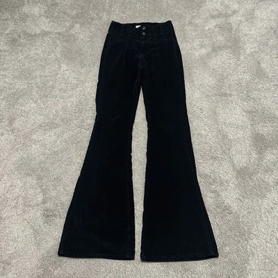 Calça flare We The Free Free People preta de veludo tamanho 25 - Imagem 1 de 4