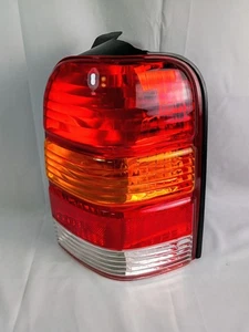 Luz trasera lateral derecha para pasajero derecho Ford Escape 2001 a 2007 - Imagen 1 de 4