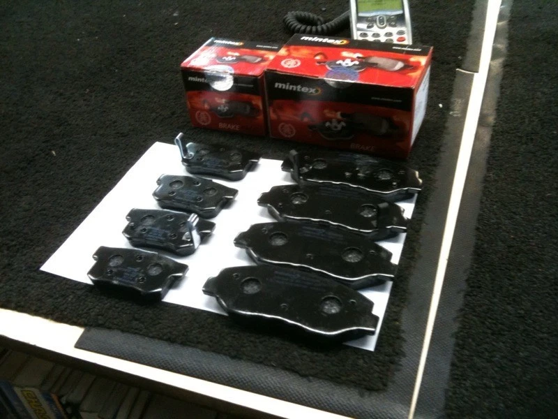 HONDA CRV MK3 RE6 BRAKE DISC BRAKE PADS FRONT REAR MINTEX  - Image 1 of 1