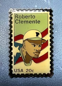 1984 ROBERTO CLEMENTE SMALTO SPILLA FRANCOBOLLO POSTALE 20 centesimi (nuova) pirati / corte * - Foto 1 di 2