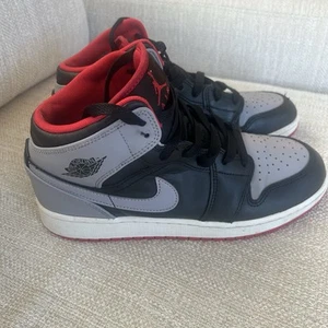 Nike Air Jordan 1 Mid GS “Cement Grey” Black Red Kids (DQ8423 006) 7Y - Picture 1 of 12
