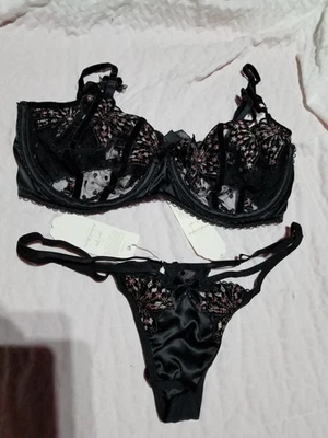 Conjunto de sutiã for Love & Lemons 36DD com tanga (M) preto e floral cintilante; strass - Imagem 1 de 3