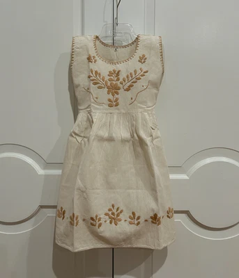 Vestido de niña mexicana con bordado a mano. Foto 1 de 4