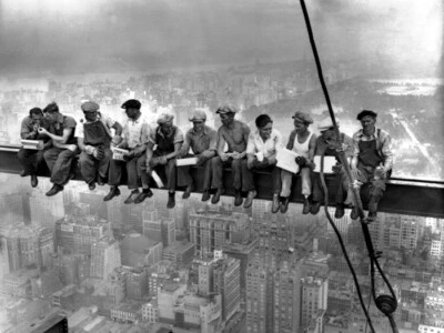 V4094 Lunch atop a Skyscraper Workers Building Retro BW WALL POSTER PRINT UK - Image 1 of 4