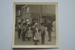 09A62 Old Photo Snapshot Giants Parade of Flanders Wormhout Around 1960 - Picture 1 of 1