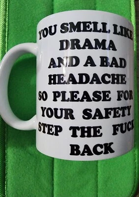 Taza de café blanca 11 oz con letra negra drama diciendo Foto 1 de 2