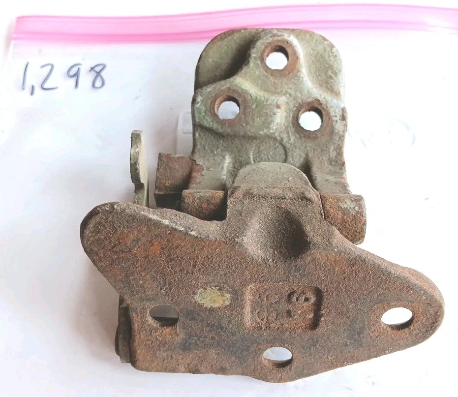 Original 1964-1965(?) Pontiac GTO Tempest Chevelle Skylark(?)Dobradiça de porta inferior destro - Imagem 1 de 4