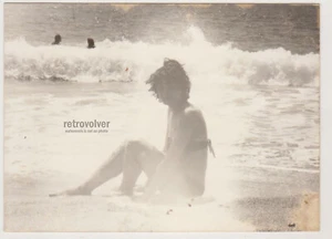 Mist of Forgotten Summers grazioso bikini giovane donna e onde spiaggia astratto - Foto 1 di 7