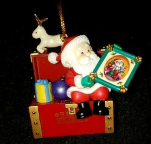 Adorno decorativo del árbol de Navidad SANTA sentado en el pecho - 1996 Lustre Fame Ltd - Imagen 1 de 7