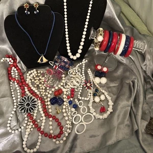 Patriotisches Schmuck Konvolut 20+ Teile rot weiß & blau gemischt - Bild 1 von 10