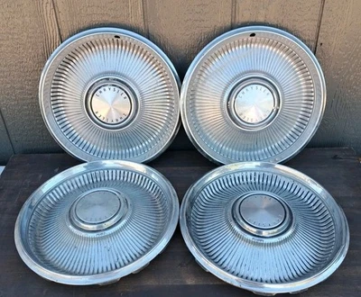 4 tampas de cubo vintage 1967 Chrysler Newport originais ver fotos - Imagem 1 de 4