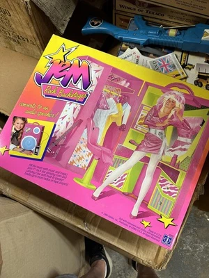 Hasbro JEM Rock Backstager 1986 juego altavoz sin usar sellado en caja original raro Foto 1 de 4