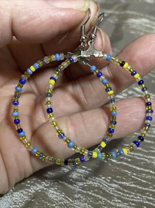 Pendientes de aro con cuentas hechos a mano - cuentas multicolores azules y amarillas - Imagen 1 de 3