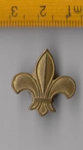 Vintage SCOUTING buttonhole lapel badge French Lily - Picture 1 of 2