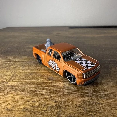 2010 _ Hot Wheels _ Hot Wheels garaje Chevy Silverado error faltan ventanas Foto 1 de 4