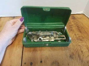 Máquina de coser vintage SINGER PARTE ojal? Caja de plástico - Imagen 1 de 3