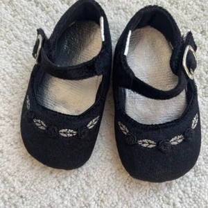 Girl's Black Mary Jane Soft Sole Shoes - Embroidered Leaves/Roses - Size 2 - Picture 1 of 6