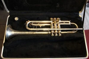 Trompete versilbert Koffer Mechanik guter Zustand Instrument Blasinstrument AMR - Picture 1 of 7