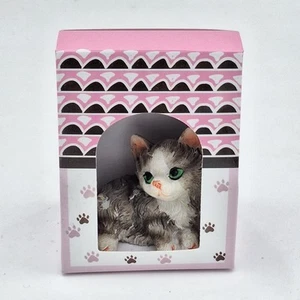 Katze liegend in Geschenkverpackung Rosa - Dekofigur aus Kunststein von Formano - Bild 1 von 5