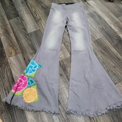 Pantalones de mezclilla Judith March acampanados para mujer talla mediana bordados flores Foto 1 de 4