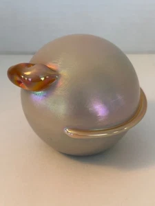 Terry Crider Wrapped Snake, Kunstglas Briefbeschwerer irisierend gold & weiß 1990 - Bild 1 von 7