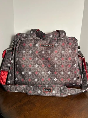 👜 Bolsa de Pañales Ju-Ju-Be “Be Prepared” - Patrón Floral Gris, Rojo y Blanco Foto 1 de 4