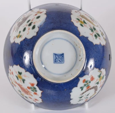 Cuenco de porcelana rojo en polvo chino azul dorado y hierro niño y vida marina período Kangxi Foto 1 de 4