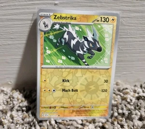 Pokemon Juego de Cartas Coleccionables Zebstrika 063/191 Surging Sparks Holograma Inverso Casi Nuevo - Imagen 1 de 2