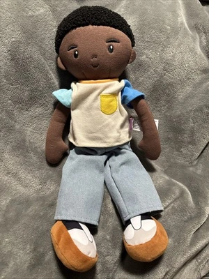 Camiseta Gigglescape Soft Boy Doll 15" Afro-Americana Big Brother Cabelo Curto  - Imagem 1 de 4