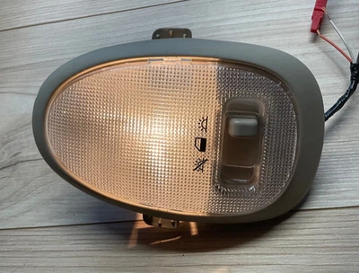 2002-2007 Saturn Vue Overhead Roof Center Reading Dome Map Light Lamp OEM - Image 1 of 4