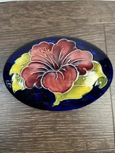VINTAGE MOORCROFT HIBISKUS 5" SCHMUCKKÄSTCHEN BEDECKT BONBONIERE - Bild 1 von 4
