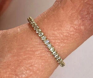 Anillo apilable banda de boda de media eternidad de oro amarillo liso de 14 K con diamantes - Imagen 1 de 12