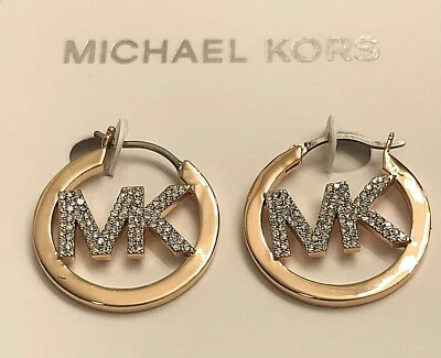 PENDIENTES ARO MICHAEL KORS CHAPADOS EN ORO ROSA LATÓN PAVÉ LOGOTIPO PRECIO DE VENTA SUGERIDO POR EL FABRICANTE $129.00 Foto 1 de 4