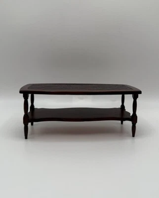 Mesa de centro hecha a mano a escala 1:12 para casa de muñecas - incrustaciones de madera e imitación de cuero Foto 1 de 4
