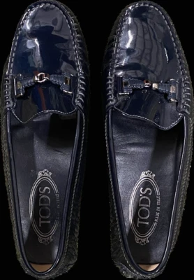 Mocasines Tod de charol azul marino para dama talla 38 1/2 - usados Foto 1 de 4