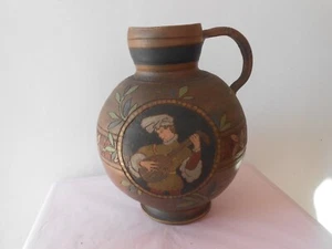 Schöner Terrakotta Krug signiert. Dekoration mit Musiker.. Pottery. - Bild 1 von 10