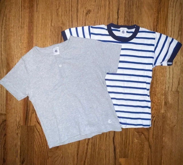 2 Camisetas PETIT BATEAU Niños Talla 6 Ans 114 cm Usadas en Excelente Condición Azul Rayas y Gris Henley Foto 1 de 1
