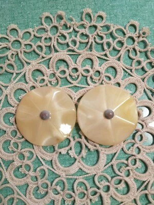 2 botones de abrigo grandes vintage amarillo Moonglow Lucite estilo caña 1,75"  Foto 1 de 2