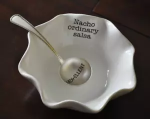 Mud Pie Nacho Ordinario Salsa Dip Bowl & Mex-Ellent Cucchiaio Set Ceramica Metallo - Foto 1 di 2