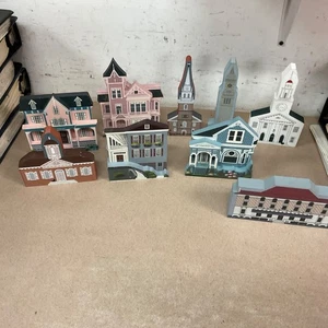 LOTE DE 9 CUIDADORES DE ESTANTE DE MADERA "The Cat's Meow" Village & SHELIA'S COLLECTIBLES - Imagen 1 de 6